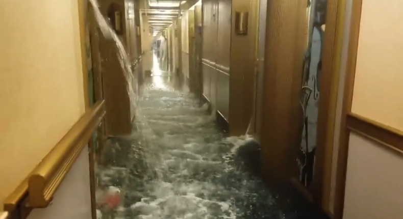 Koszmar na wycieczkowcu. Woda wdarła się do 50 kabin (wideo) - GospodarkaMorska.pl