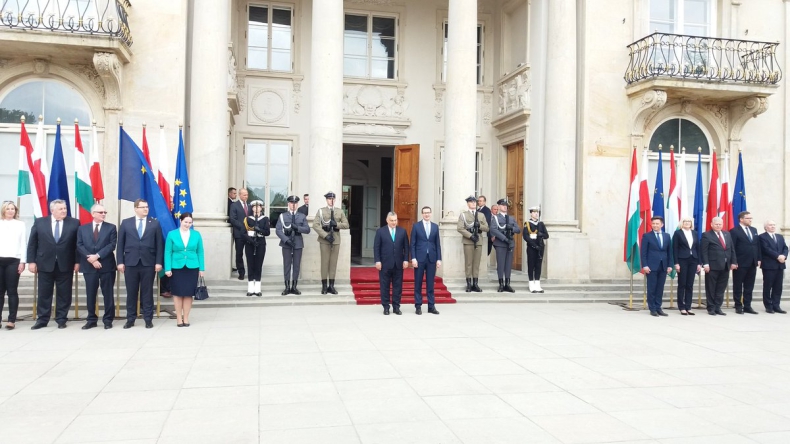 Premier Orban rozpoczął wizytę w Warszawie; powitał go premier Morawiecki - GospodarkaMorska.pl