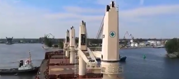 Pilot morski obraca wielki masowiec. Tak to się robi (wideo) - GospodarkaMorska.pl