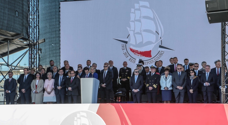 W Gdyni uroczystość przed wypłynięciem Daru Młodzieży w Rejs Niepodległości - GospodarkaMorska.pl