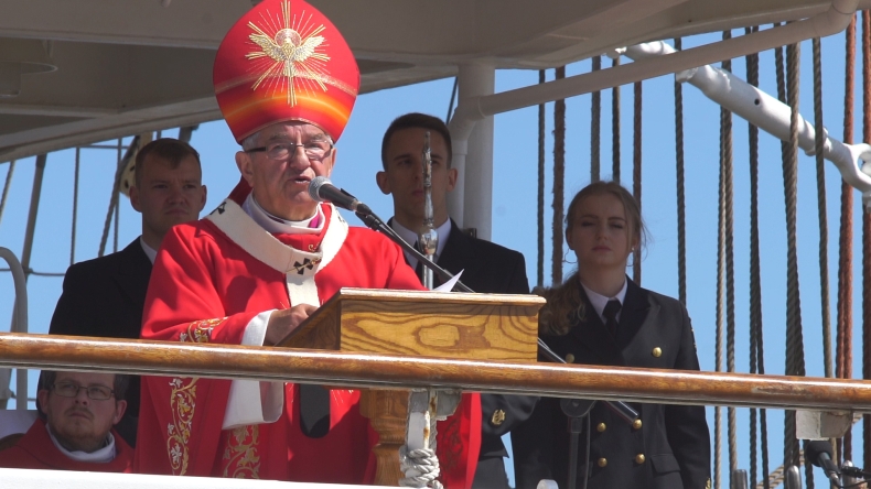 Abp Głódź: Dar Młodzieży wyrusza w rejs, by być ambasadorem Rzeczypospolitej - GospodarkaMorska.pl