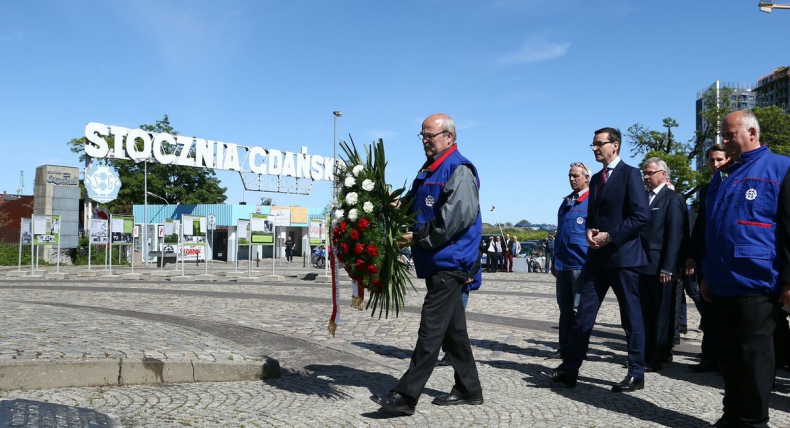 Premier złożył kwiaty przed Pomnikiem Poległych Stoczniowców - GospodarkaMorska.pl