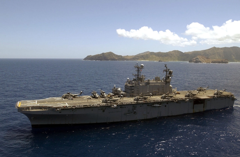 Amerykańskie okręty wojenne k. spornych wysp na Morzu Południowochińskim - GospodarkaMorska.pl