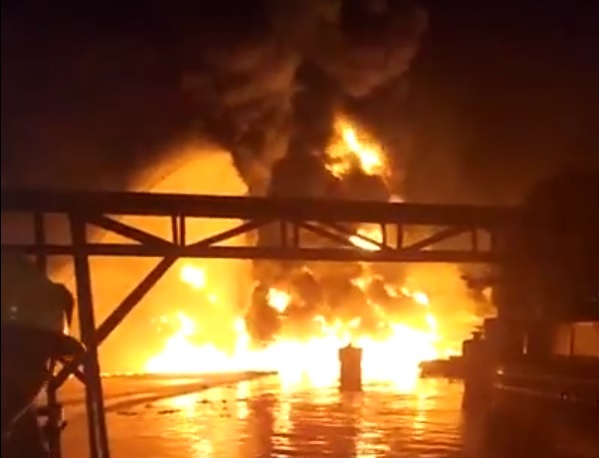 Wybuch pożaru na tankowcu w Indonezji (wideo) - GospodarkaMorska.pl