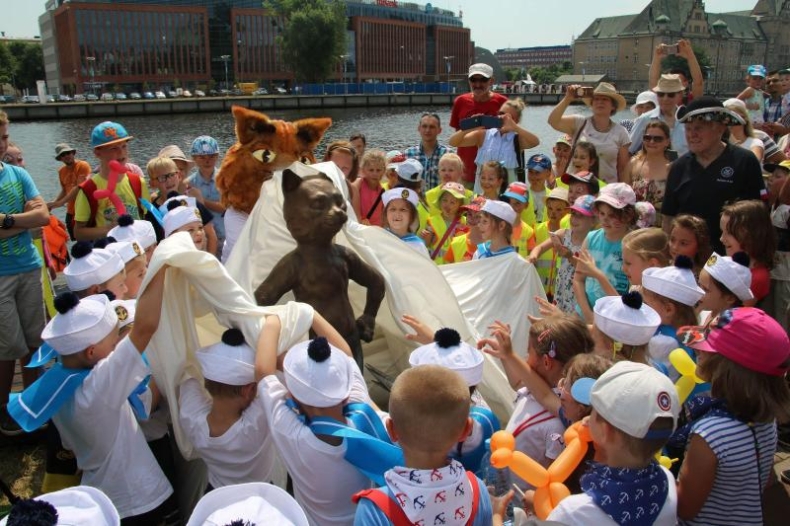 Szczecin: Odsłonięto rzeźbę kota, który lubił żeglować - GospodarkaMorska.pl