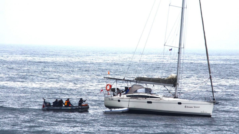 Załoga polskiego jachtu w tarapatach. Pomogła francuska marynarka wojenna - GospodarkaMorska.pl