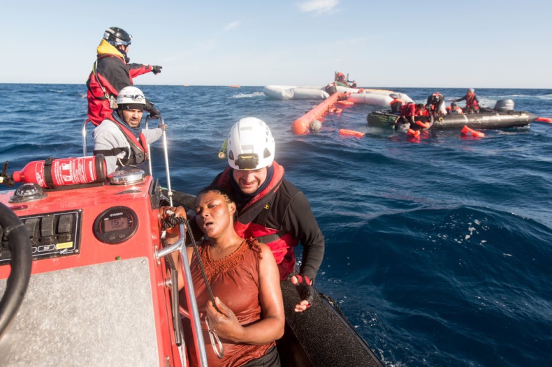 Tunezja: Z morza wyłowiono zwłoki 38 imigrantów, 68 osób uratowano - GospodarkaMorska.pl