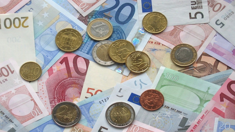 Euro otrzymuje wsparcie po uspokojeniu nastrojów we Włoszech, złoty względnie stabilny - GospodarkaMorska.pl