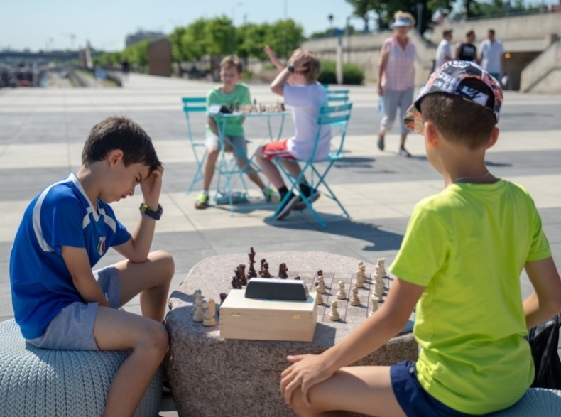 Stolica: Powstał zakątek szachowy na bulwarze Jana Karskiego nad Wisłą - GospodarkaMorska.pl