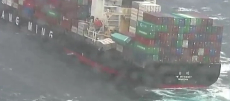 83 kontenery wpadły do wody. Sprzątnie może potrwać nawet kilka tygodni (foto, wideo) - GospodarkaMorska.pl