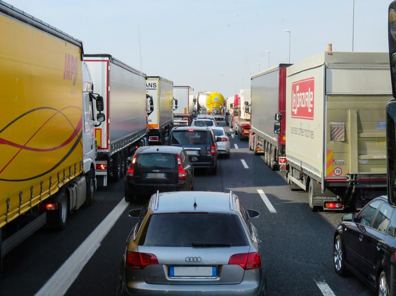Tranzyt i transport międzynarodowy zostają wyjęte spod dyrektywy o delegowaniu pracowników - GospodarkaMorska.pl