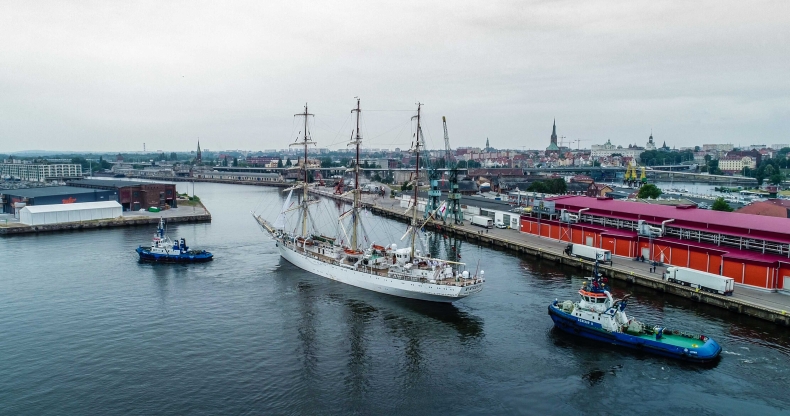 Dar Młodzieży w drodze do Bremerhaven. Zobacz pożegnanie w Szczecinie (foto, wideo) - GospodarkaMorska.pl