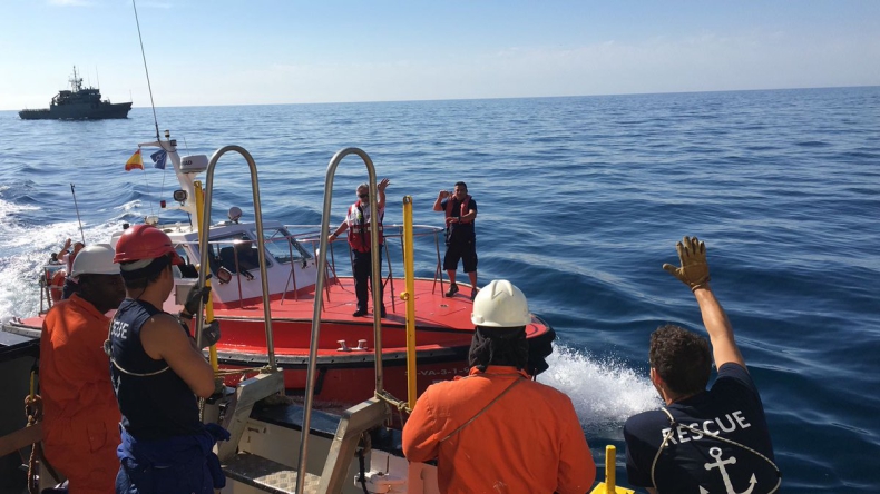Hiszpania: Włoski okręt z migrantami z Aquariusa zawinął do Walencji - GospodarkaMorska.pl