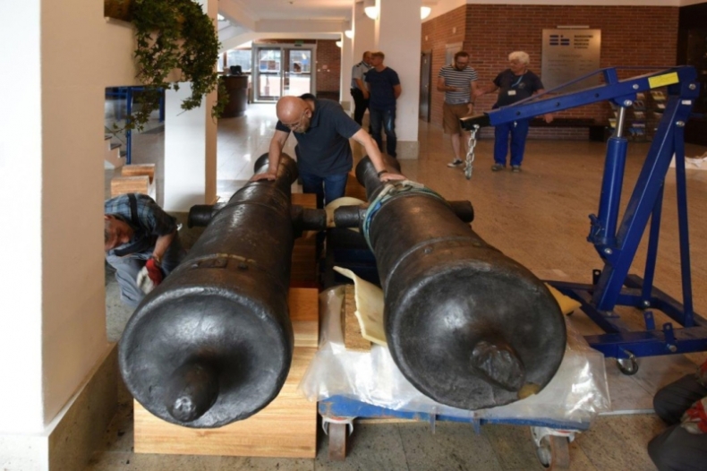 Gdańsk: Dwa działa wydobyte z Bałtyku wyeksponowano w Narodowym Muzeum Morskim - GospodarkaMorska.pl