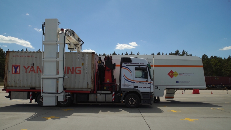 W DCT Gdańsk testowane są urządzenia do inspekcji towarów na granicy. Wśród nich m.in. „sztuczny pies” (foto, wideo) - GospodarkaMorska.pl