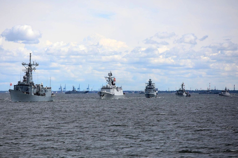 Gdynia: morsko-lotnicza parada na Święto MW z udziałem prezydenta - GospodarkaMorska.pl