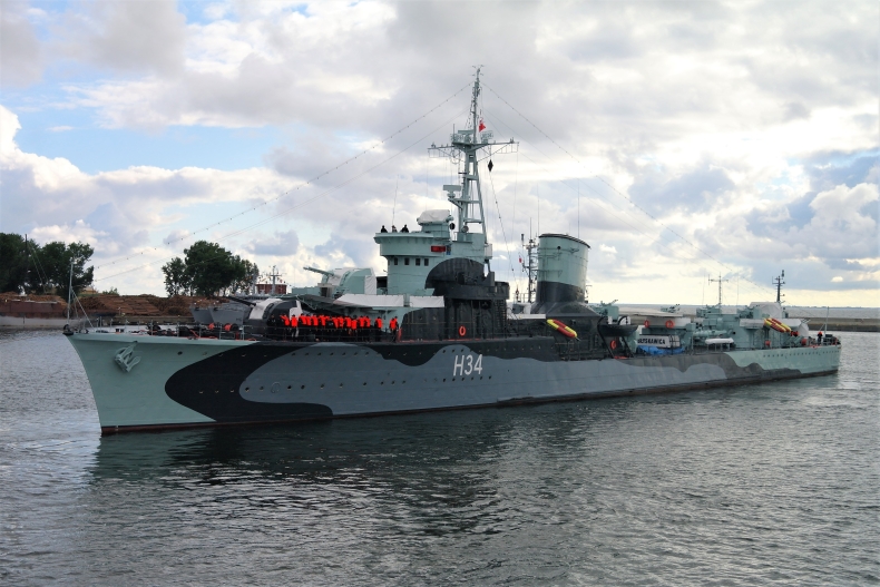 Historyczny niszczyciel ORP Błyskawica znów odbija od nabrzeża (foto) - GospodarkaMorska.pl