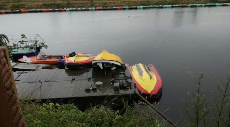 Trąba powietrzna nad Płockiem, duże straty w bazie WOPR - GospodarkaMorska.pl