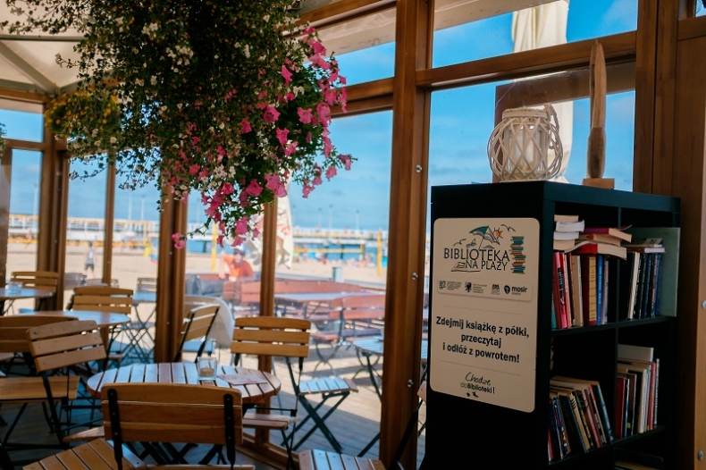 Czytanie nad morzem. Na gdańskich plażach książki czekają na czytelników - sprawdź gdzie - GospodarkaMorska.pl
