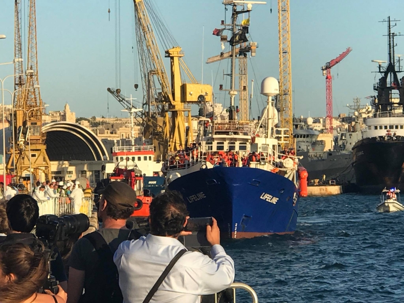 Statek Lifeline unieruchomiony na Malcie, kapitan jest przesłuchiwany - GospodarkaMorska.pl