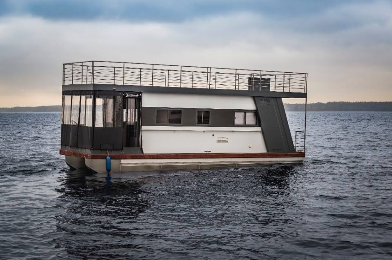 Mazury: Pieniądze z czarteru pływającego domu mają wspomóc potrzebujących - GospodarkaMorska.pl