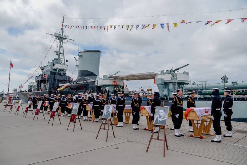 Gdynia: Msza pogrzebowa dziewięciu ofiar zbrodni komunistycznych - GospodarkaMorska.pl