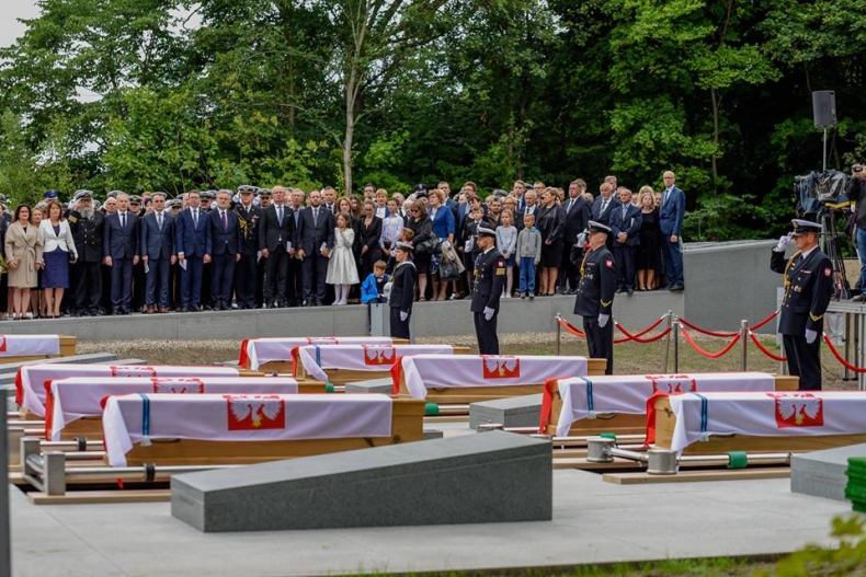 Gdynia: Pochowano dziewięciu marynarzy – ofiary zbrodni komunistycznych - GospodarkaMorska.pl