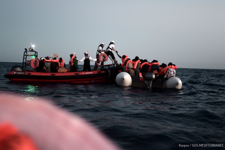 Francuskie media: obawy o przyszłość Merkel i umowy w sprawie migrantów - GospodarkaMorska.pl