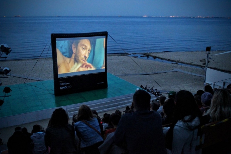 Filmowe hity na plaży i pod chmurką – letnie kina w Gdyni - GospodarkaMorska.pl