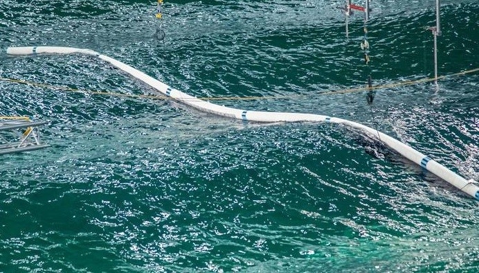 Trwają kolejne testy unikatowego systemu do usuwania plastiku z oceanów (wideo) - GospodarkaMorska.pl