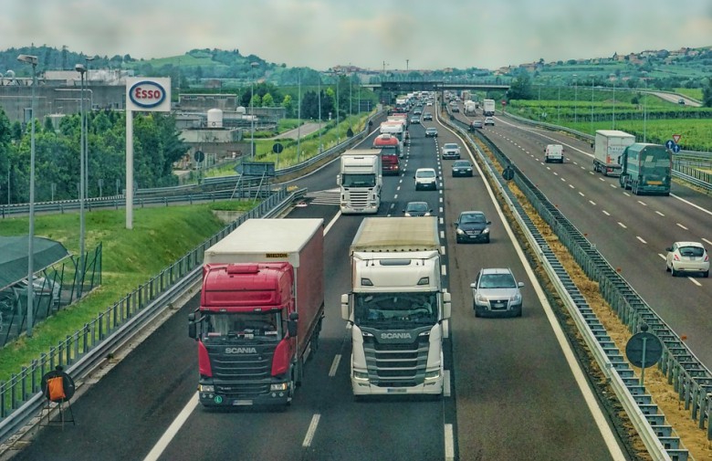 Sejm przyjął doprecyzowującą poprawkę Senatu do noweli ustawy o transporcie drogowym - GospodarkaMorska.pl