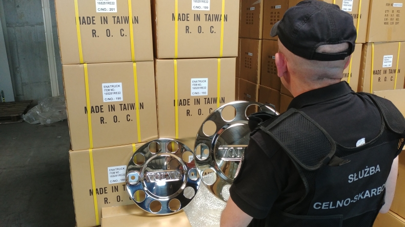 Zatrzymanie ponad 2,5 tys. podrabianych kołpaków przez pomorską KAS. Szacuje się, że oryginalny towar wart byłby nawet 300 tys. zł. - GospodarkaMorska.pl