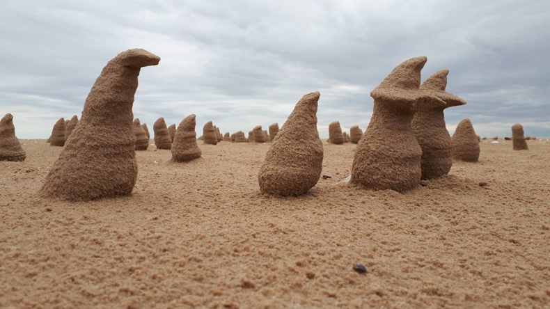 Tajemnicze rzeźby z piasku na łotewskich plażach (foto) - GospodarkaMorska.pl