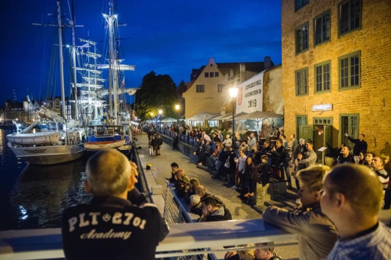 Szanty pod Żurawiem, projekcja filmu Romana Polańskiego, pokaz laserowy - GospodarkaMorska.pl