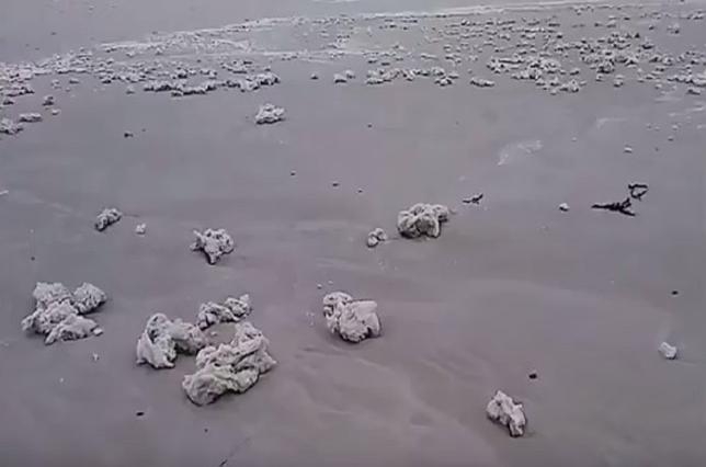 Plaże nad Bałtykiem zamykane. Powodem parafina? - GospodarkaMorska.pl
