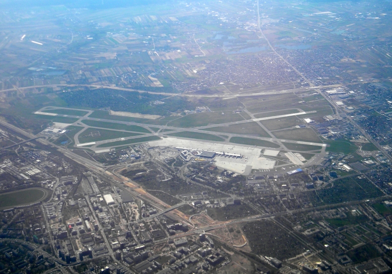 Rzecznik Lotniska Chopina: wyciek w terminalu nie spowodował zagrożenia dla pasażerów - GospodarkaMorska.pl