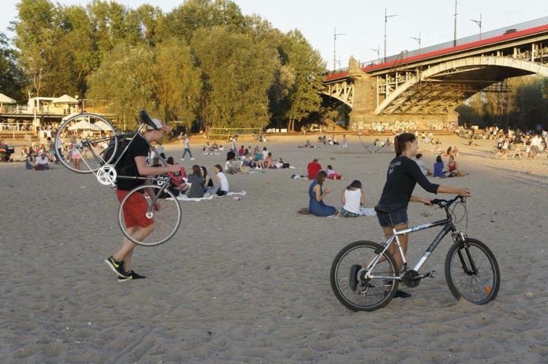 Warszawa: Bezpłatny Miejski Serwis Rowerowy działa nad Wisłą - GospodarkaMorska.pl