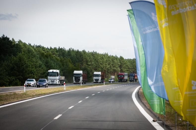 Zachodniopomorskie: Otwarto wyremontowany odcinek drogi wojewódzkiej nr 142 - GospodarkaMorska.pl