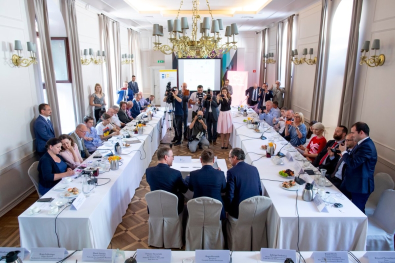 Pekao podpisało z EFI umowę o wsparciu MŚP na 1,2 mld zł z Planu Junckera - GospodarkaMorska.pl