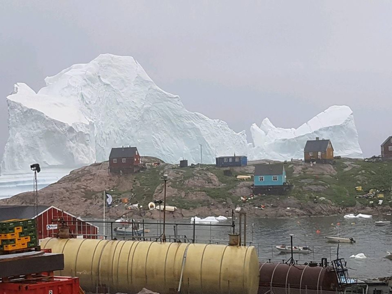 Grenlandia: Góry lodowa w natarciu na wybrzeże, ewakuowano mieszkańców (wideo) - GospodarkaMorska.pl