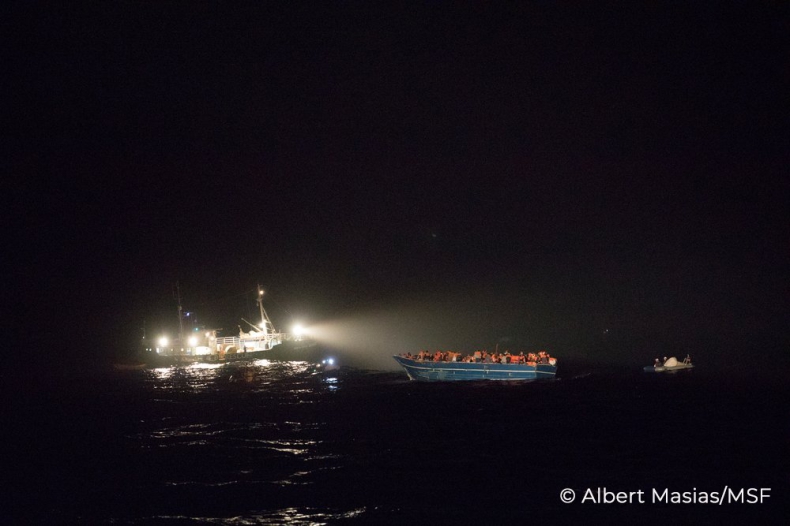 Włochy: Dwa statki zabrały 450 migrantów z kutra i czekają na wskazanie portu - GospodarkaMorska.pl