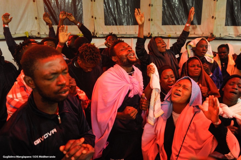 Włochy: Episkopat przeciwko pogardzie i agresji w podejściu do migracji - GospodarkaMorska.pl