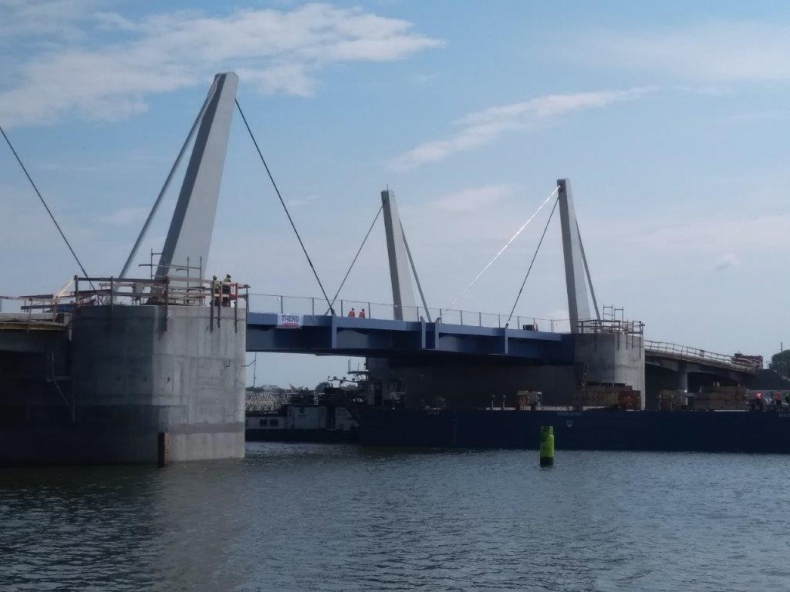 Zakończył się montaż zwodzonych przęseł mostu w Sobieszewie (foto) - GospodarkaMorska.pl