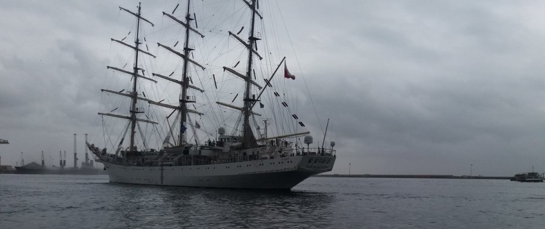 Dar Młodzieży wypłynął z portu w Dakarze. Następny przystanek – Kapsztad - GospodarkaMorska.pl