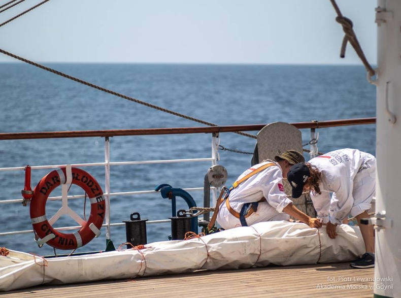 Polska fregata Dar Młodzieży przekroczy dziś równik - GospodarkaMorska.pl