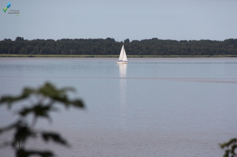 Akcja ratunkowa na Zalewie Kamieńskim: 15-latka wypadła z łódki - GospodarkaMorska.pl