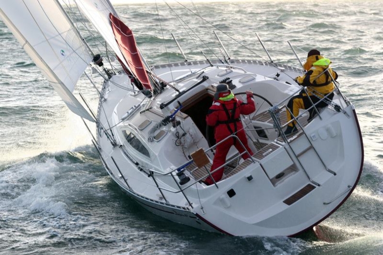 Podniesienie bandery ZHP na nowym jachcie CWM ZHP - GospodarkaMorska.pl