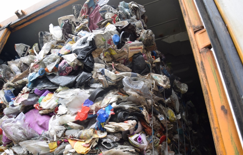 Ponad 1 000 t śmieci z Wielkiej Brytanii trafiło do Polski przez porty w Gdańsku i w Gdyni (foto) - GospodarkaMorska.pl