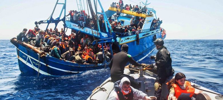 Hiszpania: Statek z 87 migrantami zawinął do portu Algeciras - GospodarkaMorska.pl