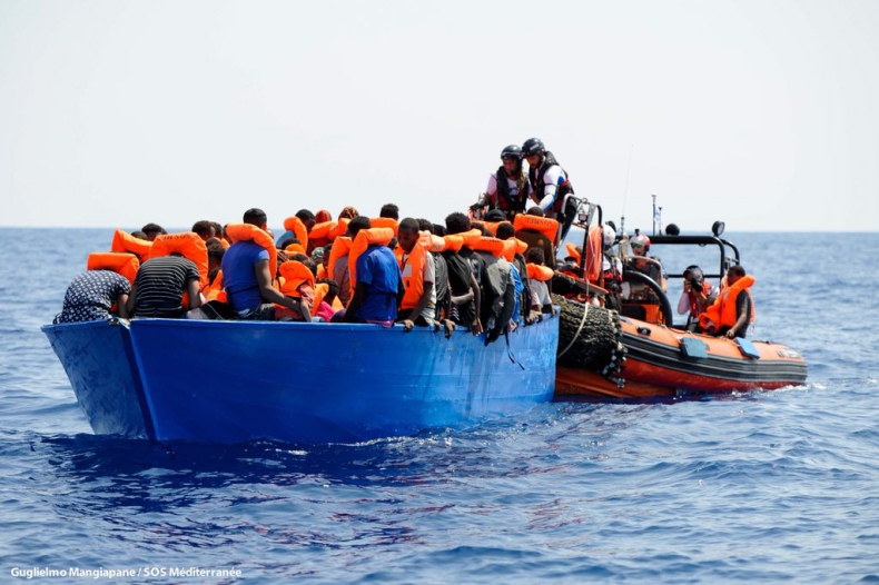 Organizacje proszą UE o znalezienie miejsca dla migrantów z Aquariusa - GospodarkaMorska.pl